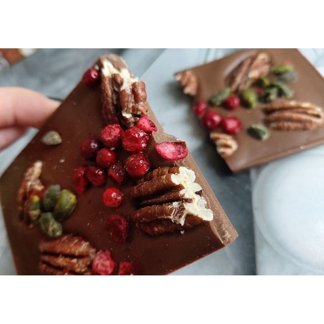 Шоколад АПРИОРИ Молочный с фисташкой, пеканом и брусникой 100г*3штуки, изображение 2