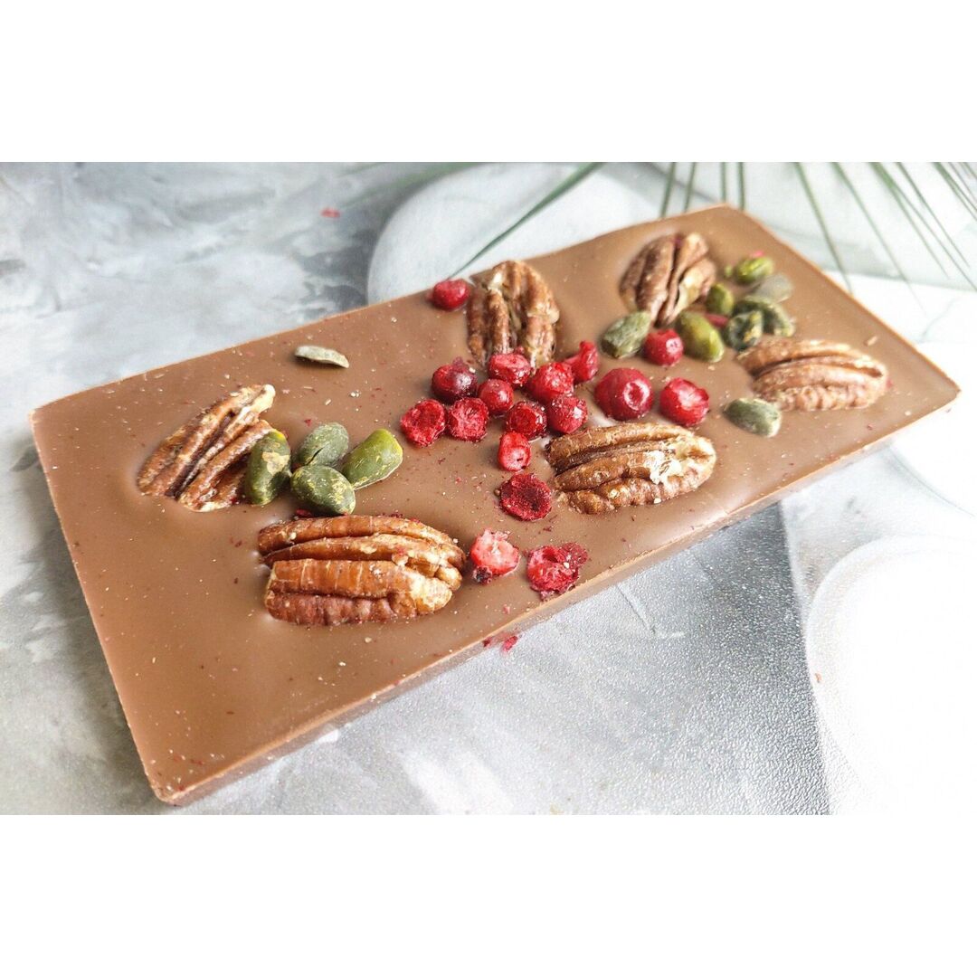 Шоколад АПРИОРИ Молочный с фисташкой, пеканом и брусникой 100г*3штуки, изображение 3