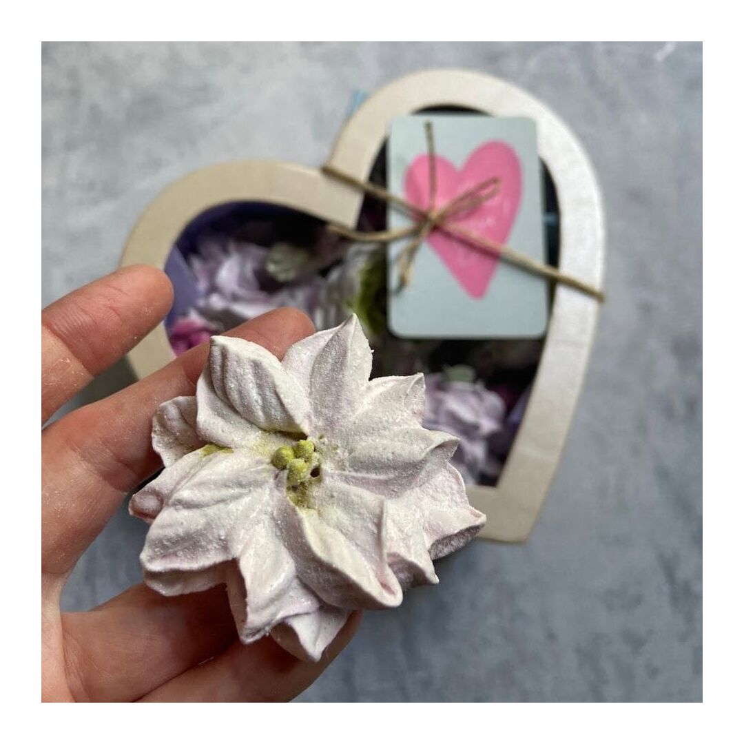 Сердце. Сладкий подарок из зефирных цветов: ранункулюсы и гортензии, изображение 4