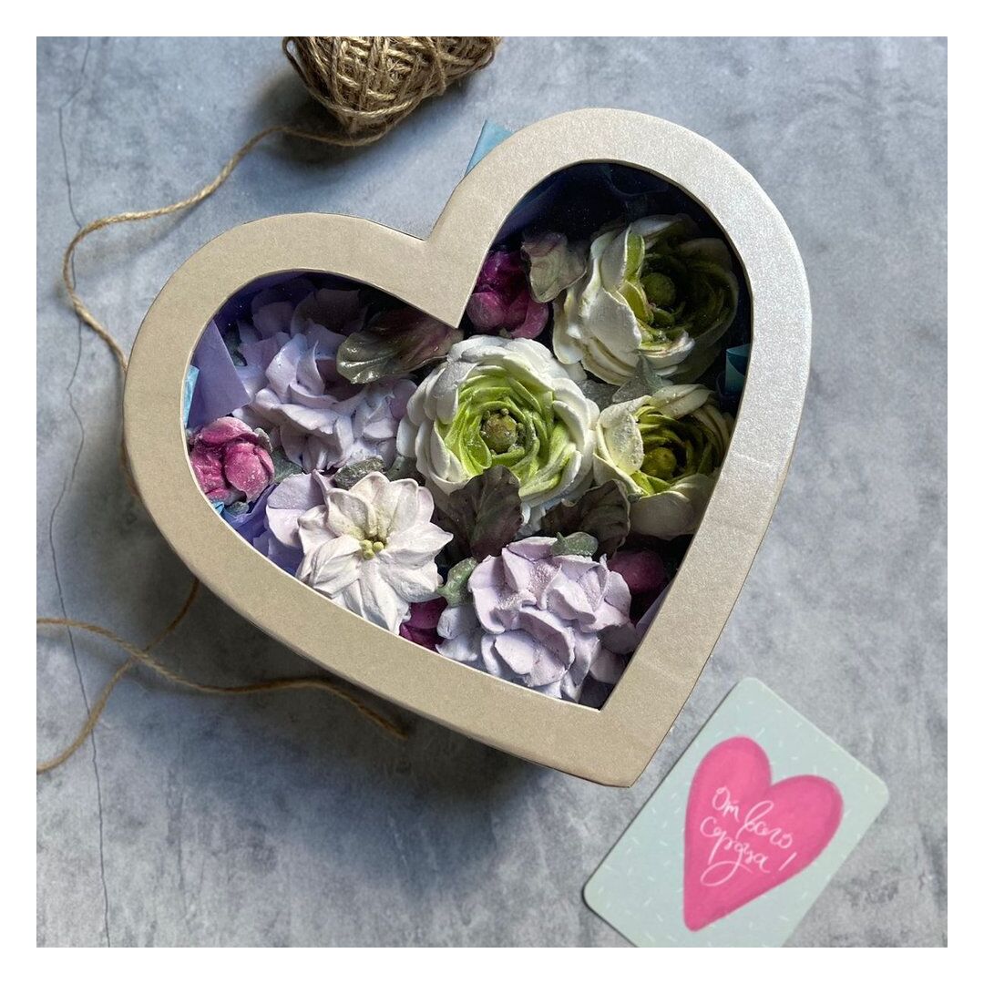 Сердце. Сладкий подарок из зефирных цветов: ранункулюсы и гортензии, изображение 3