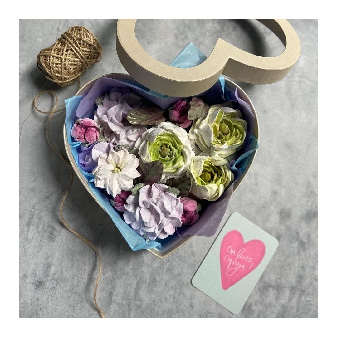 Сердце. Сладкий подарок из зефирных цветов: ранункулюсы и гортензии, изображение 5