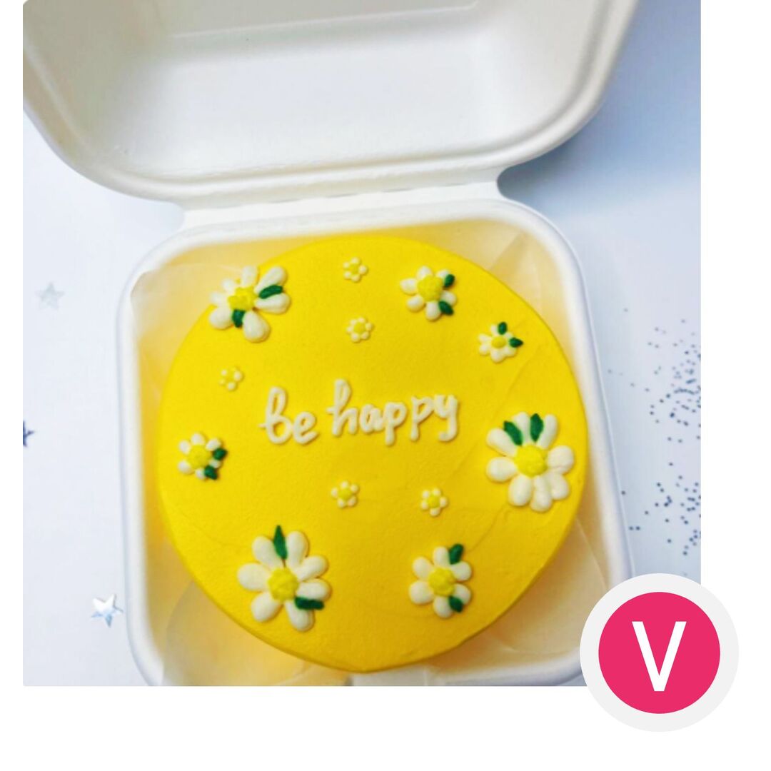Бенто-торт "Будь счастлив (Be happy)" от Кондитерской VO. Начинка: красный бархат клубника.