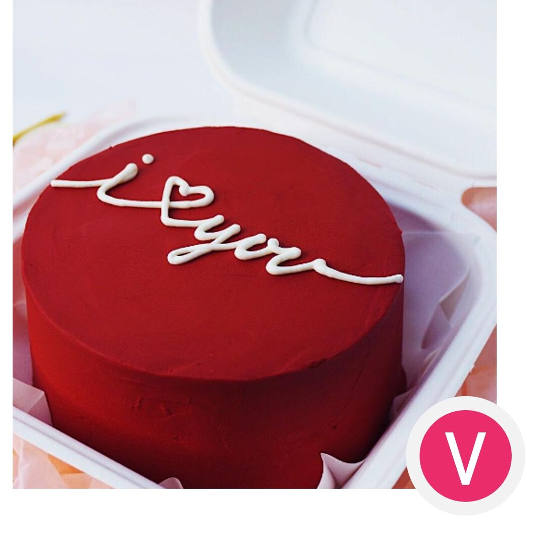 Бенто-торт "Я люблю тебя (I love you)" от Кондитерской VO. Начинка: красный бархат клубника.