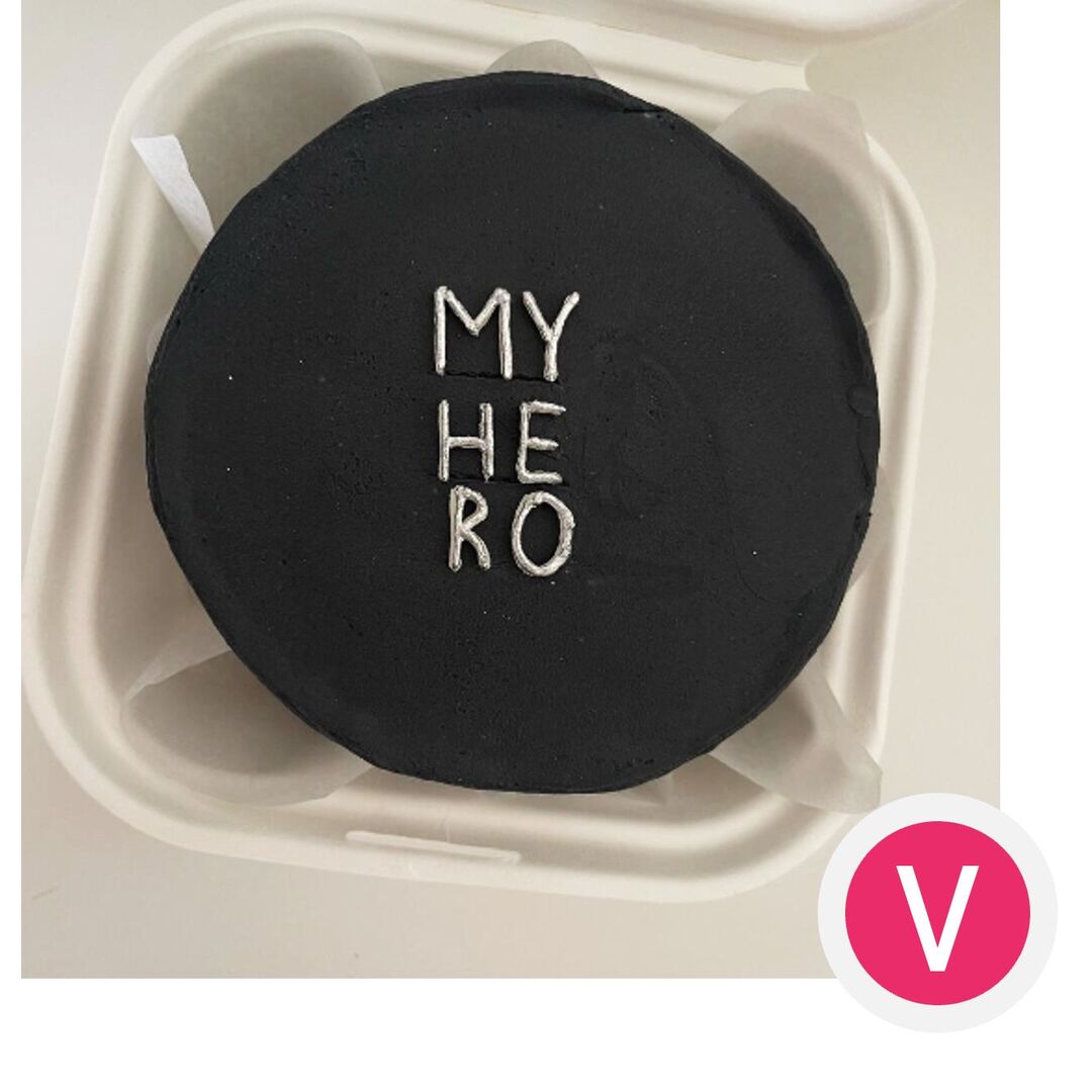 Бенто-торт близкому человеку "MY HERO" с начинкой красный бархат клубника, 450 грамм. Кондитерская VO.