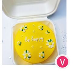 Бенто-торт "Будь счастлив (Be happy)" от Кондитерской VO. Начинка: красный бархат клубника.