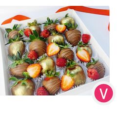 Клубника в молочном бельгийском шоколаде от Кондитерской VO. Подарочный набор "золото" 16 ягод.