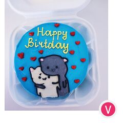 Бенто-торт на день рождение с надписью "Happy Birhtday" с рисунком обнимающихся котят и сердечками с начинкой красный бархат клубника, 450 грамм. Кондитерская VO.